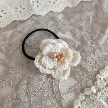 可愛いフラワーモチーフのヘアゴム（ホワイト）