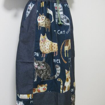 スカート（中央猫柄）