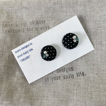 くるみボタンのビジューピアス　ブラックドット柄