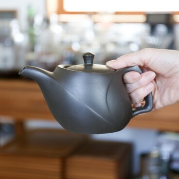 持ちやすい急須【新生活のお迎え準備に】「たっぷり大容量でほうじ茶や番茶にも」　愛知県常滑産・注ぎ口網付き急須・450cc