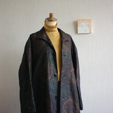 小さな襟のコート　大島紬黒地に大きな花模様
