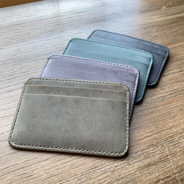 《３ポケット／バイカラー》レザーカードホルダー（シビラ・リスシオ）