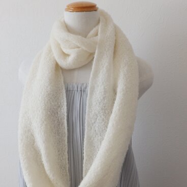 アルパカとキッドモヘア・ふわふわの白いスヌード