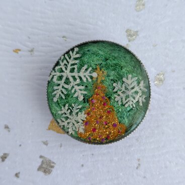 雪のクリスマスツリー・グリーン（2ｗay）＊手描きレジンの帯留め＆ブローチ