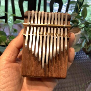 カリンバ コイケ龍一 14音 D調 ケヤキ材 コイケ龍一 プロフィール | iichi 日々の暮らしを心地よくする