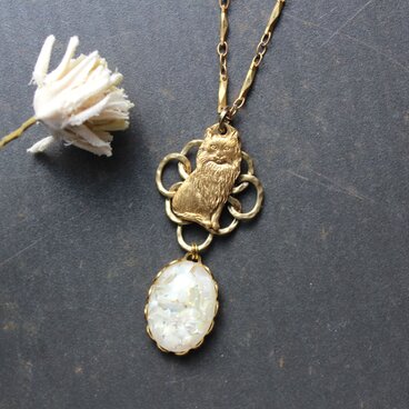 猫さんといつも一緒。雲のようなヴィンテージ・ガラスカボションの真鍮クラシカル・ペンダント・ネックレス