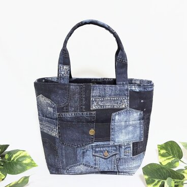 デニムネイビーのお出掛けバック(ポケット柄）