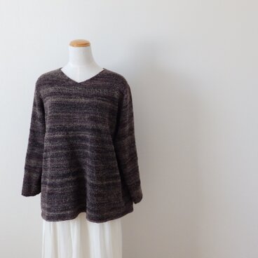 こげ茶色のニットチュニック