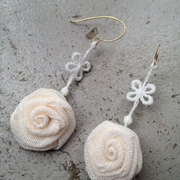 レースピアス　バラ＋レース