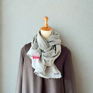 赤い花が咲いたライトグレーの柔らかストール
