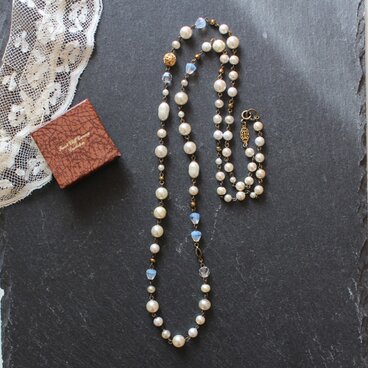 ドイツ・ヴィンテージのギブレガラスをポイントに　ガラスパールと貝パールのロングネックレス