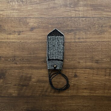 ゴシックを纏う・中世のレンガ造 シェトランドヤーンのスマホポーチ