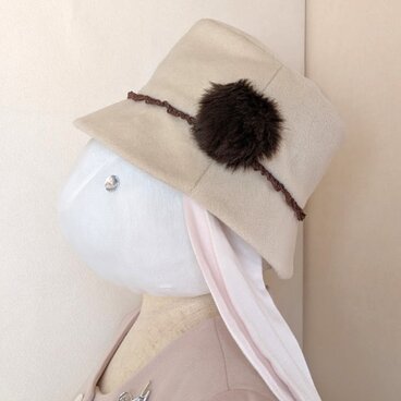 ボンボン付きベージュのカシミア帽子