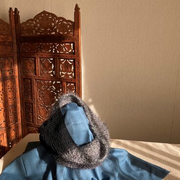 ツートンカラーのスヌード　　（モノトーン×黒）