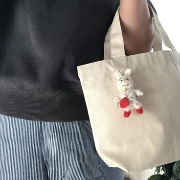 【バッグチャーム】白うさぎのおめかしバッグチャーム