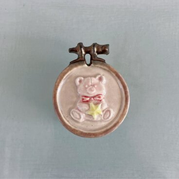 テディベアと1番星［陶器ブローチ/オーナメント］