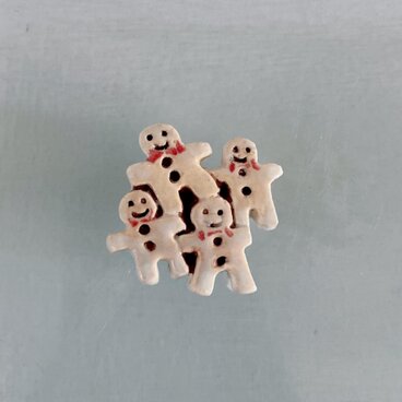 お喋りなジンジャーブレットマン［陶器ブローチ］