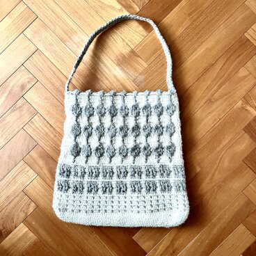 白地にグレー系の葉っぱの模様編みワンショルダートートバッグ❤︎