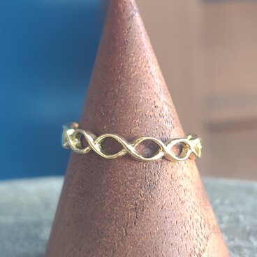 K18　シンプルだけどこだわりの立体感　wavy band