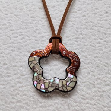 蒔絵ペンダント　梅流水文