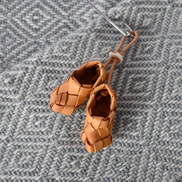 白樺の小さなトナカイ角ボタンのストールピン(靴)