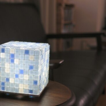 モザイクタイルのランプ　春の海の色(空色-薄青色-白色)