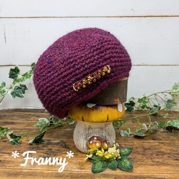 ツィード調の色合いがステキな、ワイン色の帽子