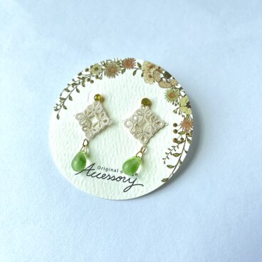 タティングレースのスクエアピアス⁑クリソライト