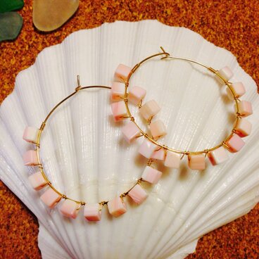 ピンクシェルフープピアス