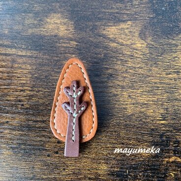 革のツリーのブローチ・茶色・シンプル・木・かわいい