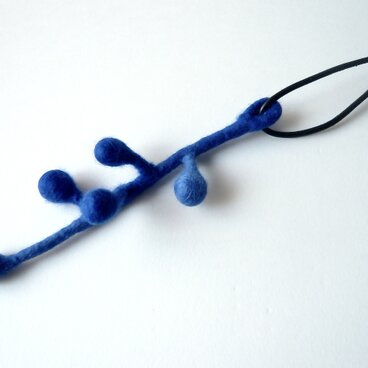 木の実のバッグチャーム（ブルー）