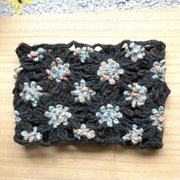 エンボス調フラワーのネックウォーマー　ーー　スカイブルー