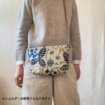 型染め マチありサコッシュポーチ・M「苺の庭・青」