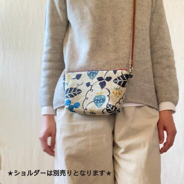 型染め マチありサコッシュポーチ・S「苺の庭・青」