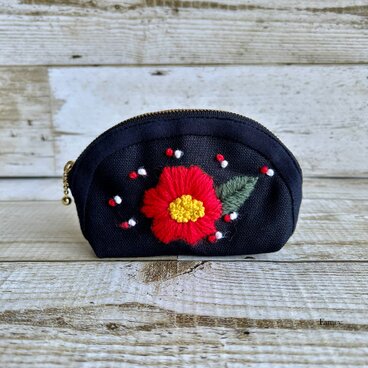 レトロかわいい手刺繍椿の小さなラウンドポーチ　コインケース　国産帆布　小物入れ　手のひらサイズ