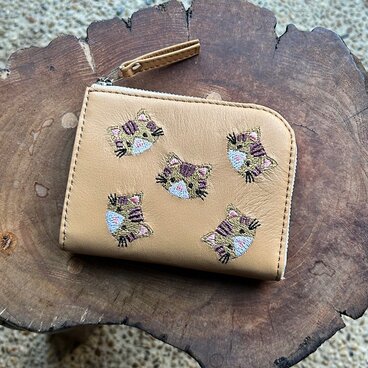 L字ファスナーミニ財布（ベージュの革に茶トラ猫の刺繍）02014-08