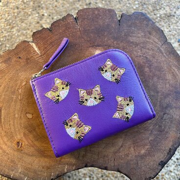 L字ファスナーミニ財布（パープルの革に茶トラ猫の刺繍）02014-12