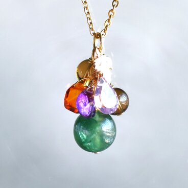 【残り25】レアカラー　秋の実り　グリーンマイカ　天然石チャーム　サージカルステンレスネックレス50㎝