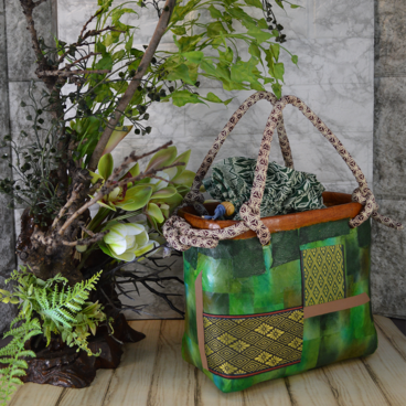 一閑張　”畳縁🟩あしらい”　籠バッグ　一点物　グリーン系の板締め染め和紙に畳縁を　巾着内袋2種、チャームFREE