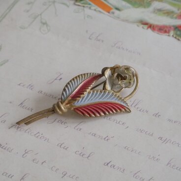 柔らかな色合いのばらのブローチ