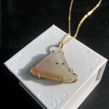 ニュアンスカラーの三角形アゲート真鍮製ペンダント