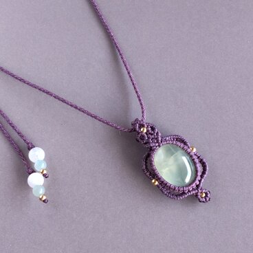 ノスタルジックなプレナイトのマクラメネックレス