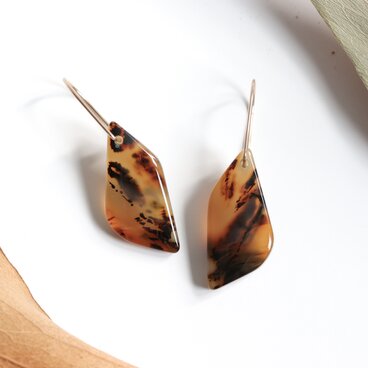 14kgf｜べっ甲カラー｜シンプルで上品なモンタナアゲートのピアス・小