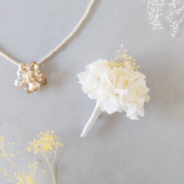 真っ白紫陽花のコサージュ・ブローチ　プリザーブドフラワー　入園式 卒園式 入学式 卒業式 結婚式