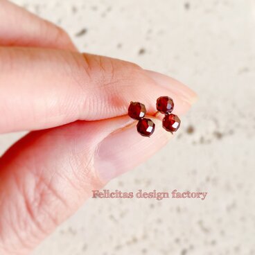 今月のピアス送料無料　ガーネットのふたごピアス(14kgfキャッチ)