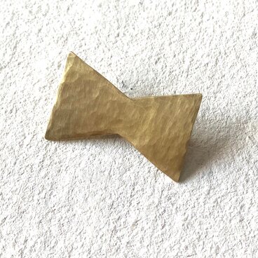 リボン • 真鍮ブローチ マット槌目仕上げ