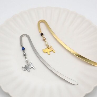 《２色から選べる》ネコのチャームのブックマーカー