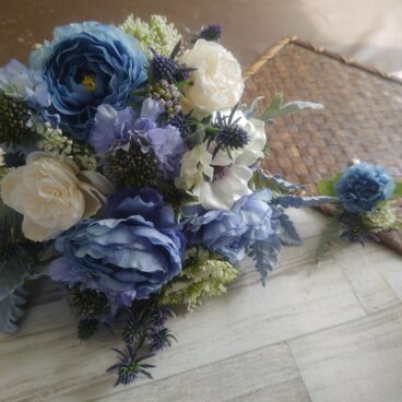 【ウェディング】ブルーラナンのクラッチブーケ＊ブートニア