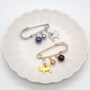 《２色から選べる》ネコのチャームのブローチ