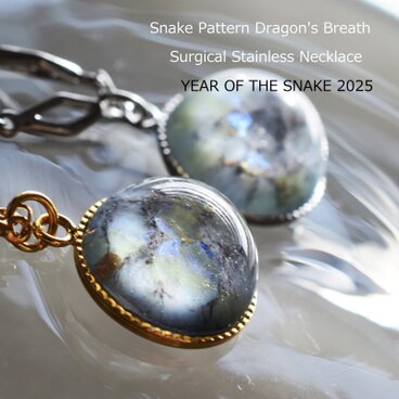 【残り17】2025年巳年！ヘビ柄　ドラゴンズブレス チェコガラス　サージカルステンレスネックレス
